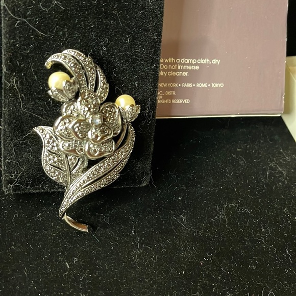 Avon Vintage /1990 Kenneth Jay Lane’s Antique Impressions Pin NIB - Picture 1 of 8